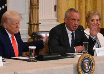 Kennedy Jr. destituye a los 17 expertos de panel sobre vacunas en EU