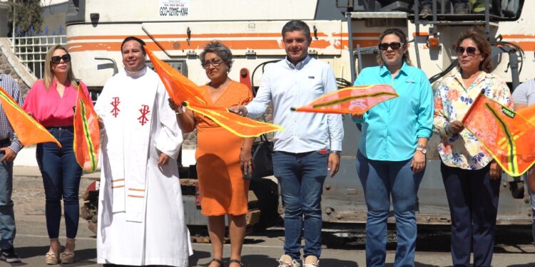 Alcalde ‘Beto’ Vázquez da banderazo de arranque a la obra de rehabilitación de la calle Azucena