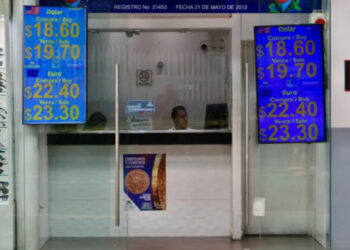 Peso rompe la barrera de los 19 por dólar; cotiza a 18.98 unidades