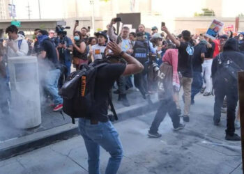 Entre enfrentamientos, realizan redadas contra migrantes en Los Ángeles