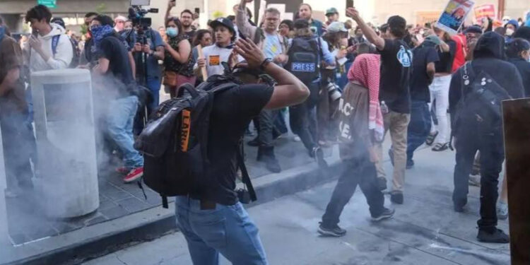 Entre enfrentamientos, realizan redadas contra migrantes en Los Ángeles
