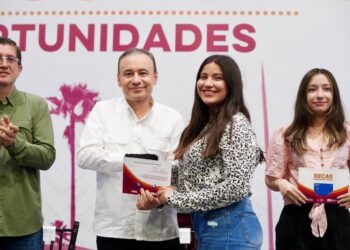 Cumple Gobernador Durazo a población del sur con becas a estudiantes y apoyos para familias vulnerables