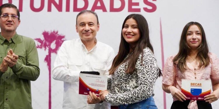 Cumple Gobernador Durazo a población del sur con becas a estudiantes y apoyos para familias vulnerables