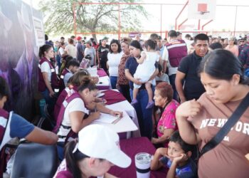 Gobernador Durazo cumple a familias de la colonia Laura Alicia Frías con servicios gratuitos de “Sonora Atiende”