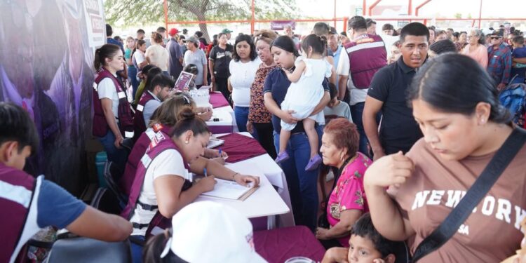 Gobernador Durazo cumple a familias de la colonia Laura Alicia Frías con servicios gratuitos de “Sonora Atiende”
