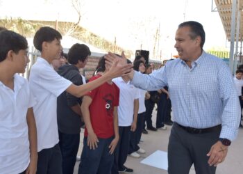 Apoyan Toño Astiazarán y Patty Ruibal a jóvenes con el programa Advertencia para prevenir adicciones