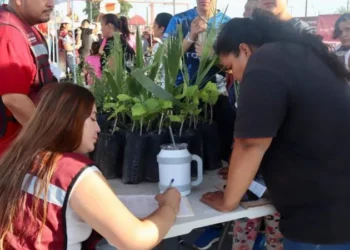 Gobernador Durazo cumple a familias de la colonia La Caridad