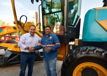 Entrega Toño Astiazarán moderna maquinaria para limpieza y reparación de calles