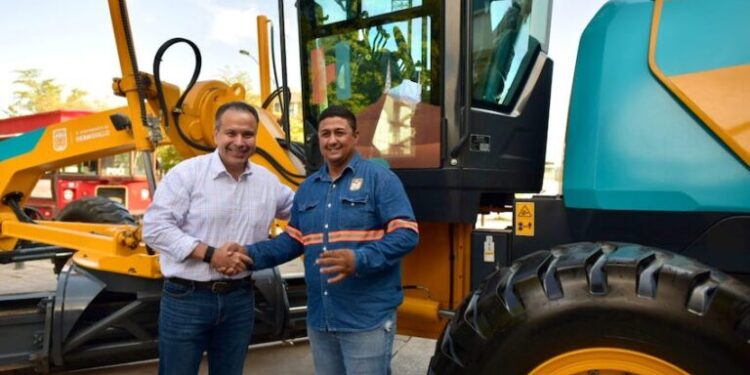 Entrega Toño Astiazarán moderna maquinaria para limpieza y reparación de calles