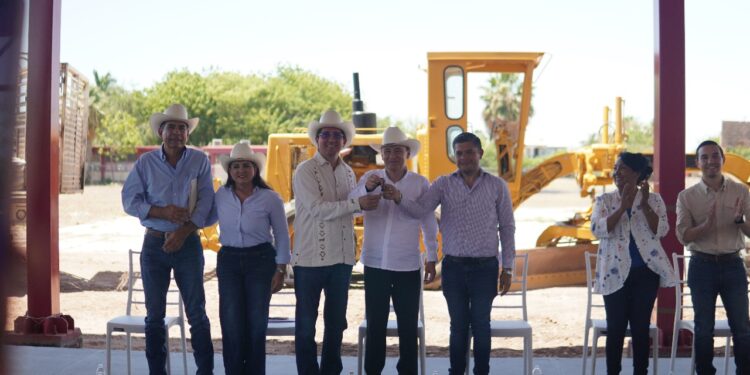 Entrega Gobernador de Sonora maquinaria a Ayuntamiento y Asociación Local Ganadera de Huatabampo