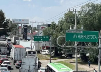 Obras de bacheo colapsan la autopista México-Querétaro