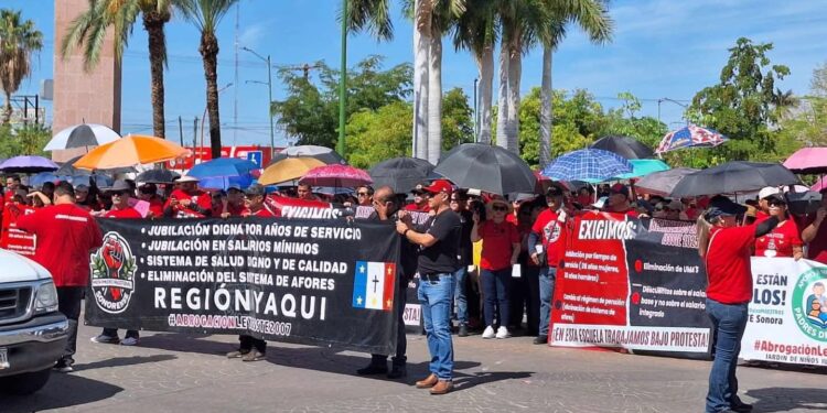 Mas de 1500 personas se manifiestan en Palacio.