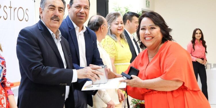 Reconoce Javier Lamarque a las y los maestros del municipio de Cajeme