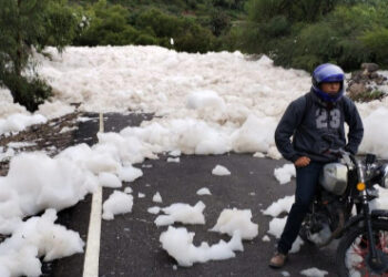 Espuma tóxica se desborda ahora en Hidalgo