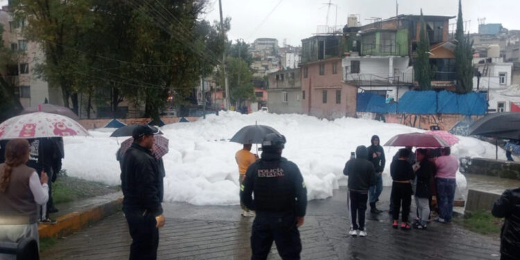 Se desborda río en Naucalpan por las lluvias; más de 50 casas anegadas