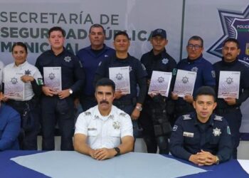 Entrega academia de policía municipal constancias sobre curso de manejo en motopatrullas a agentes de manzanillo colima