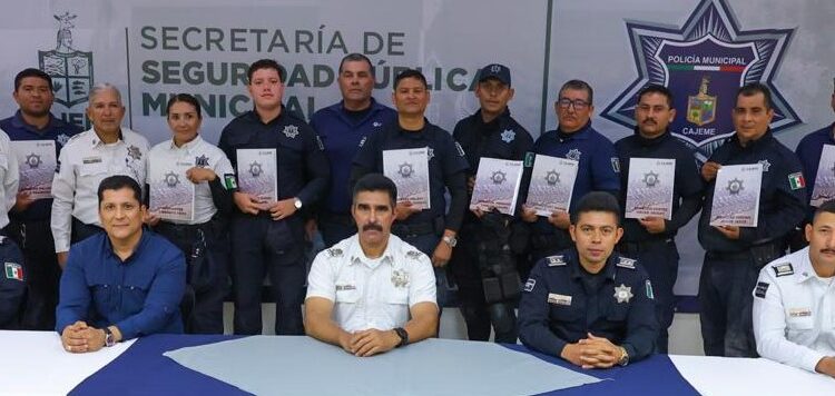 Entrega academia de policía municipal constancias sobre curso de manejo en motopatrullas a agentes de manzanillo colima