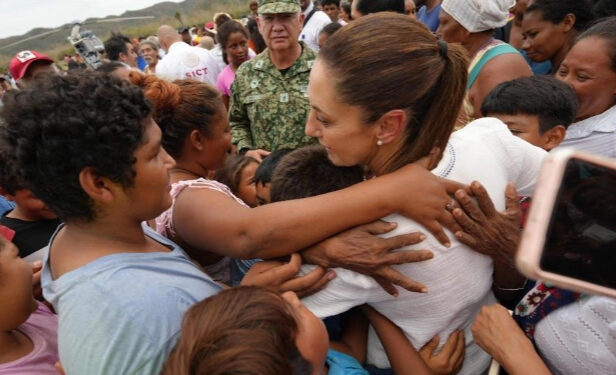 Sheinbaum recorre zonas más afectadas por ‘Erick’ en Oaxaca