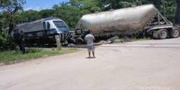 Choca tráiler con Tren Interoceánico en Macuspana, Tabasco