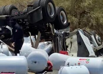 Tractocamión vuelca en carretera entre Sonoyta y San Luis Río Colorado