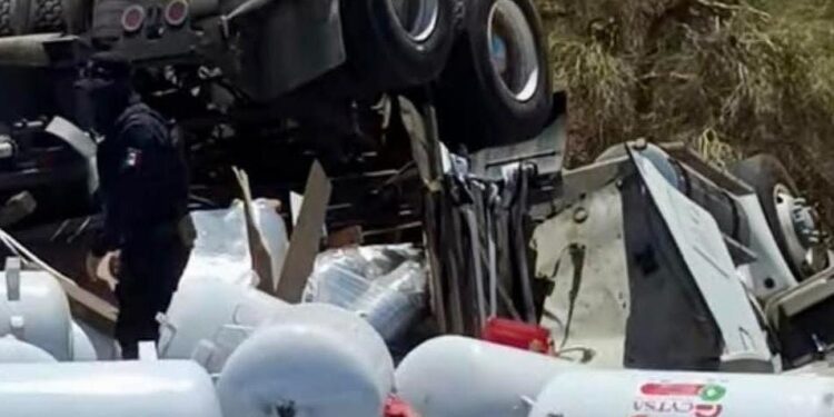 Tractocamión vuelca en carretera entre Sonoyta y San Luis Río Colorado