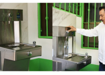 Inaugura Javier Lamarque bebedero público en edificio de OOMAPASC