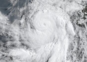 “Flossie” se debilita a huracán categoría 1 y se aleja de las costas mexicanas