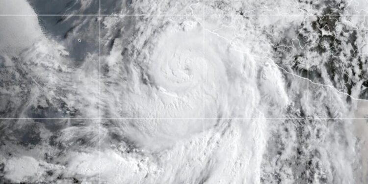 “Flossie” se debilita a huracán categoría 1 y se aleja de las costas mexicanas