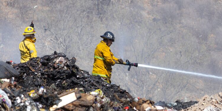 Se logra controlar en su totalidad el incendio en el relleno sanitario de Guaymas
