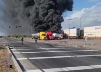 UMPC Y BOMBEROS controlan incendio tras choque entre  PIPA de COMBUSTIBLE y TREN