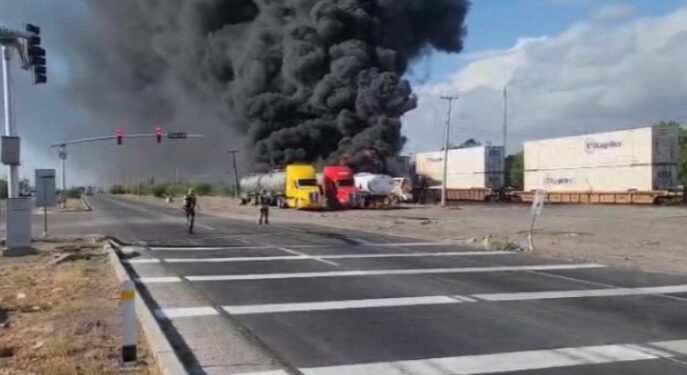 UMPC Y BOMBEROS controlan incendio tras choque entre  PIPA de COMBUSTIBLE y TREN