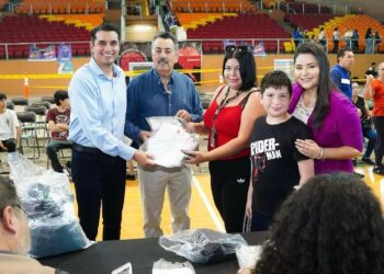 Beneficia Gobernador Durazo con uniformes y computadoras a comunidad educativa del sur de Sonora: SEC