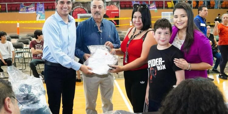 Beneficia Gobernador Durazo con uniformes y computadoras a comunidad educativa del sur de Sonora: SEC