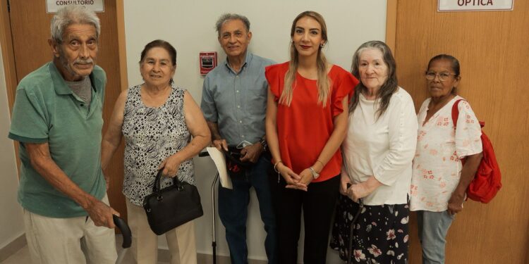 Entrega Ayuntamiento de Guaymas lentes a través de la Óptica Municipal