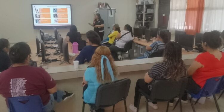 Imparte Gobierno de Sonora Escuela para Padres Promotores de la Paz en Arizpe