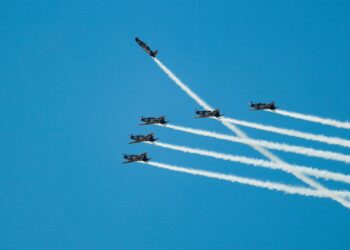 Recibe Ayuntamiento de Guaymas a la escuadrilla acrobática Águilas Aztecas de la Fuerza Aérea Mexicana