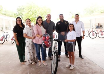 Con bicicletas y contentos terminan niños campamentos del Centro del Bienestar  Juvenil