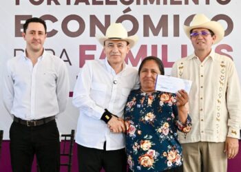 Gobernador Durazo cumple a más de 2 mil 600 familias del sur con entrega de tarjetas para fortalecer su economía