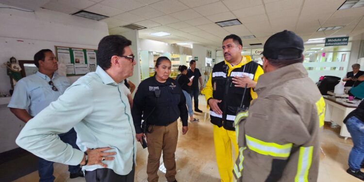 Reunión emergente realiza alcalde por inundación de hospital