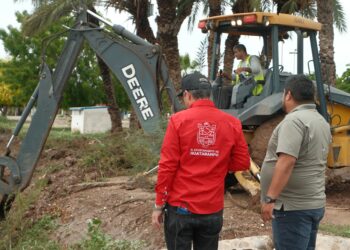 Ayuntamiento de Huatabampo y Distrito de Riego trabajan juntos en limpieza de canales