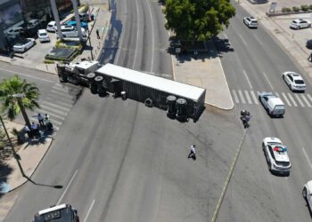 Volcamiento de Trailer genera Caos Vial