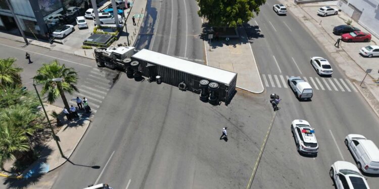 Volcamiento de Trailer genera Caos Vial