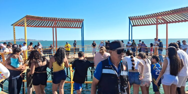 Mantiene Ayuntamiento de Hermosillo operativo en Bahía de Kino para seguridad de vacacionistas