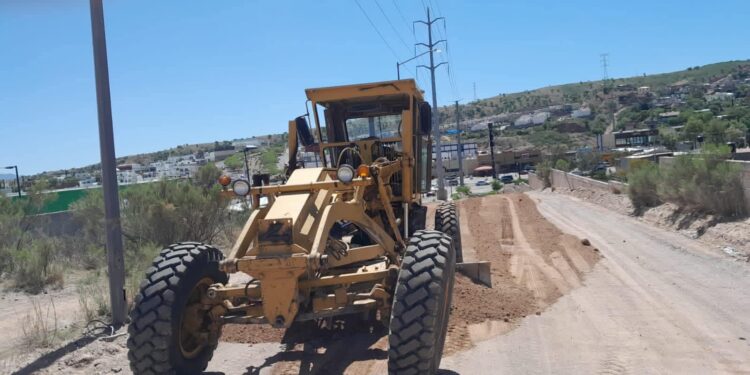 Acelera Gobierno Municipal raspado y nivelación de vialidades