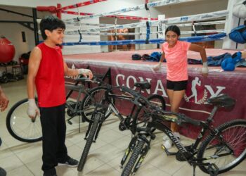 Alcalde y Comisario de Huatabampo impulsan el deporte con donación de bicicletas a jóvenes boxeadores
