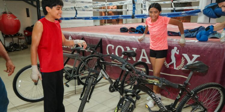 Alcalde y Comisario de Huatabampo impulsan el deporte con donación de bicicletas a jóvenes boxeadores