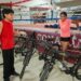 Alcalde y Comisario de Huatabampo impulsan el deporte con donación de bicicletas a jóvenes boxeadores