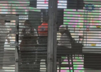 Asaltan joyería en Plaza Zentralia Churubusco; agresores golpean a empleada y escapan