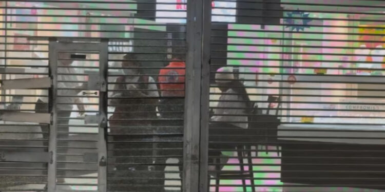 Asaltan joyería en Plaza Zentralia Churubusco; agresores golpean a empleada y escapan