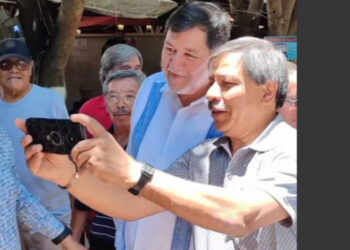 Abuchean a Fernández Noroña tras asamblea en Querétaro